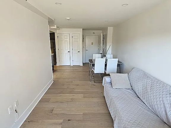 3rd image of 10210 Queens Blvd APT 302
