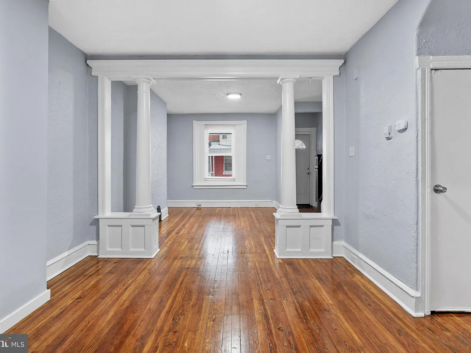 3 bed, 990 sqft, $1,550 — Photo 2