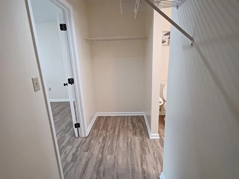 582 Moull St — Photo 17