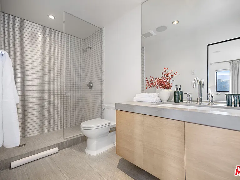 1735 Summitridge Dr — Photo 28