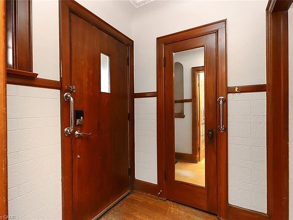 4th image of 292 Huxley Ave S