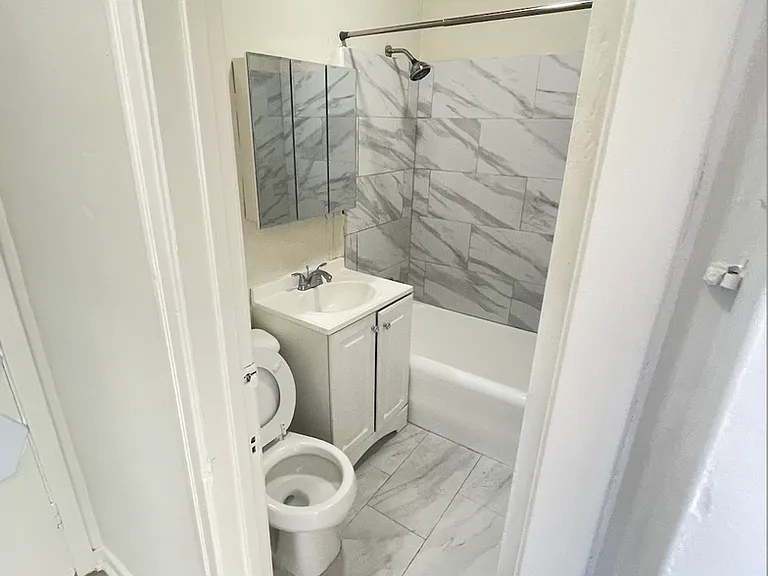 410 S Glendale Ave — Photo 2