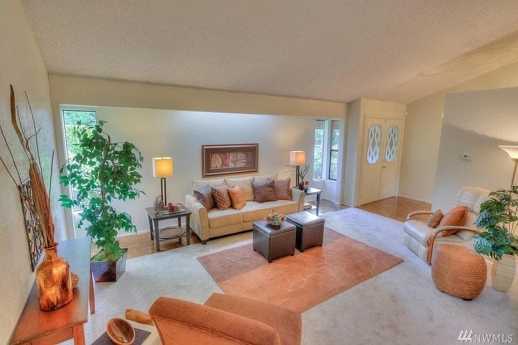 3 bed, 2.5 bath, 2430 sqft, $3,150 — Photo 3
