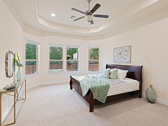 4th image of 228 Lockhart Loop