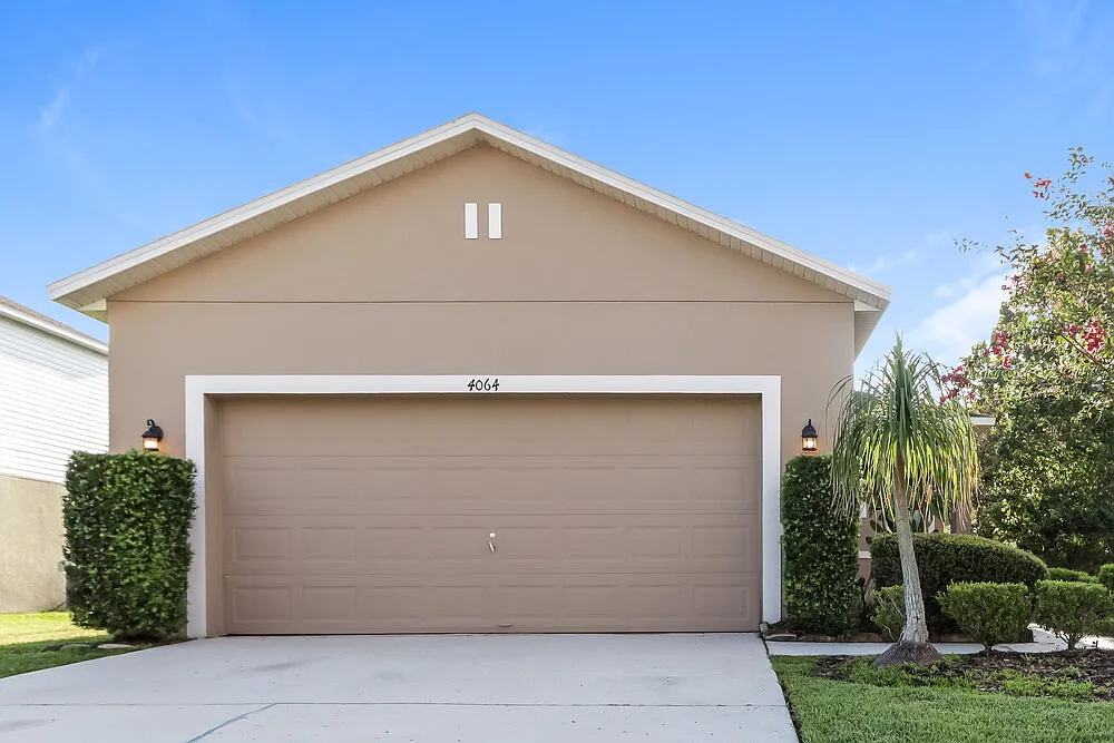 3 bed, 2.0 bath, 1296 sqft, $2,070 — Photo 1