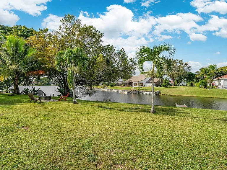 12775 Guilford Cir — Photo 4