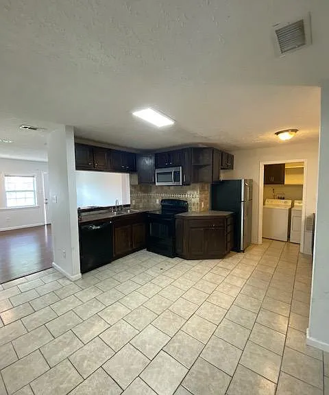 2206 W 21st St — Photo 2