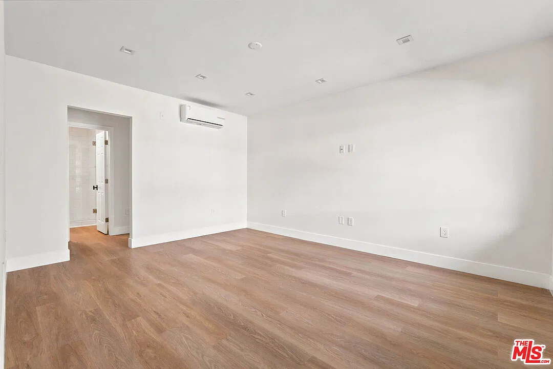 1 bed, 1.0 bath, $2,585 — Photo 2
