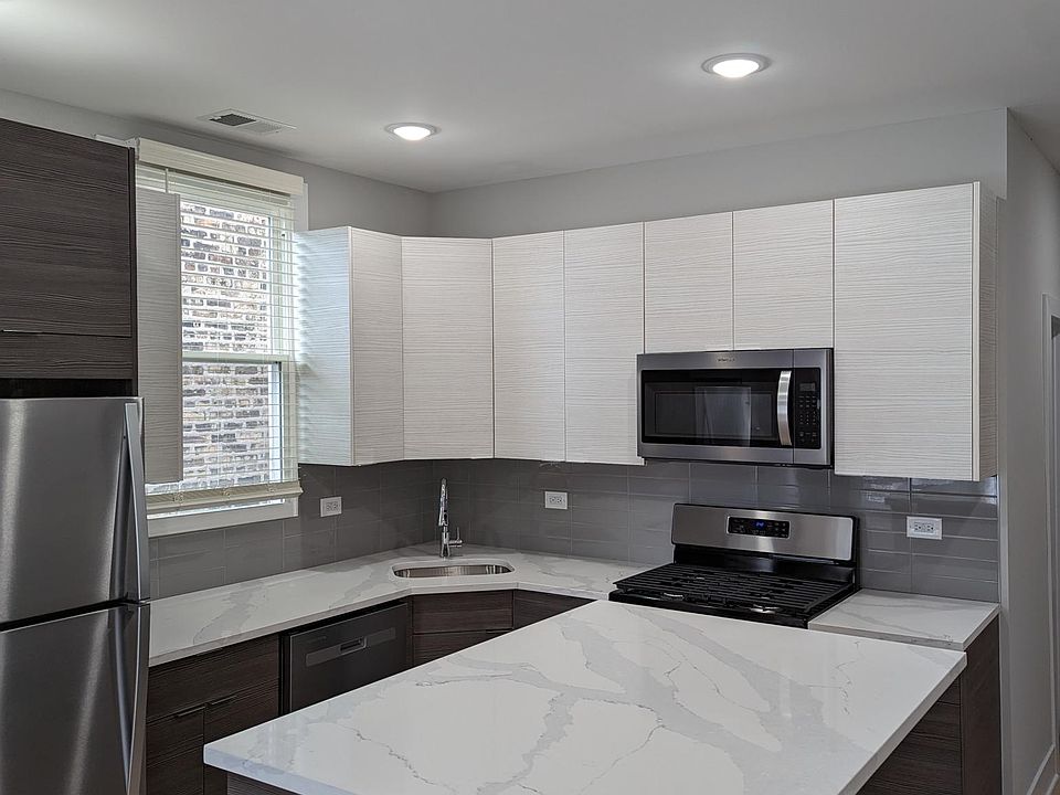 Beautiful kitchen, new stainless steel appliances. Lots of countertop space.
