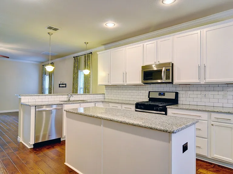 3409 Hamilton Ave — Photo 3