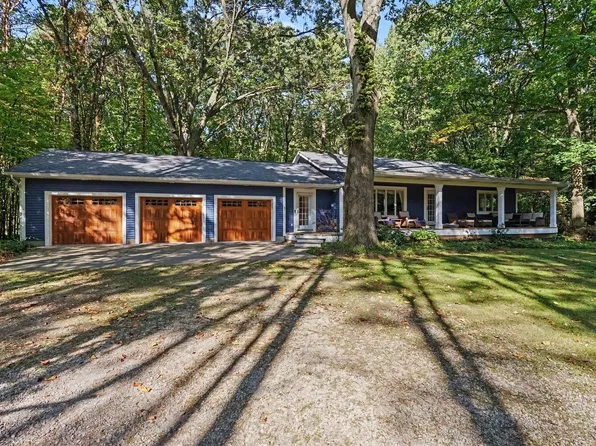 15758 Vineyard Dr, Spring Lake, MI 49456