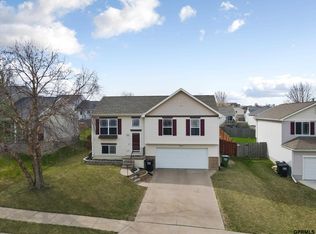 15827 Cottonwood St, Omaha, NE 68136