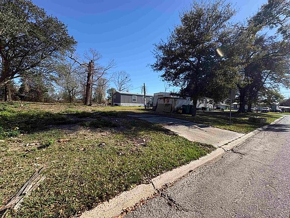 4th image of 818 Live Oak St