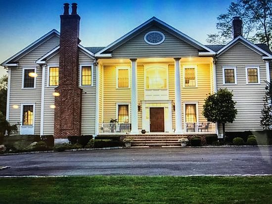 GREAT CORNER LOCATION FOR HO