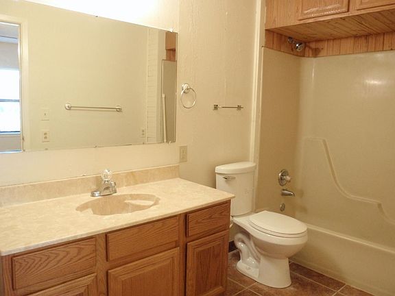 Front en suite bathroom