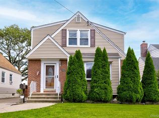 209 Beech St, Floral Park, NY 11001