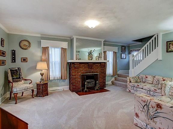 5th image of 409 N Clairmont Ave