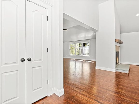 4th image of 8 Fay Ln