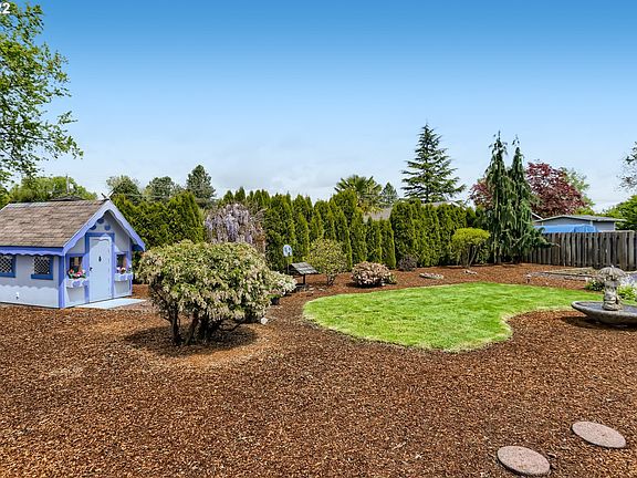4th image of 2035 NE Lilac St