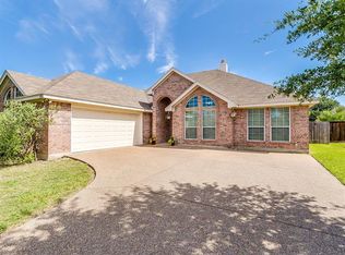1008 Greenbriar Ct, Saginaw, TX 76179