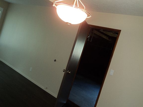 3rd image of 827 SE 169th Dr