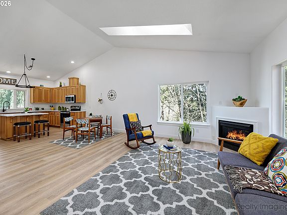 4th image of 721 SE Forest Glen Rd