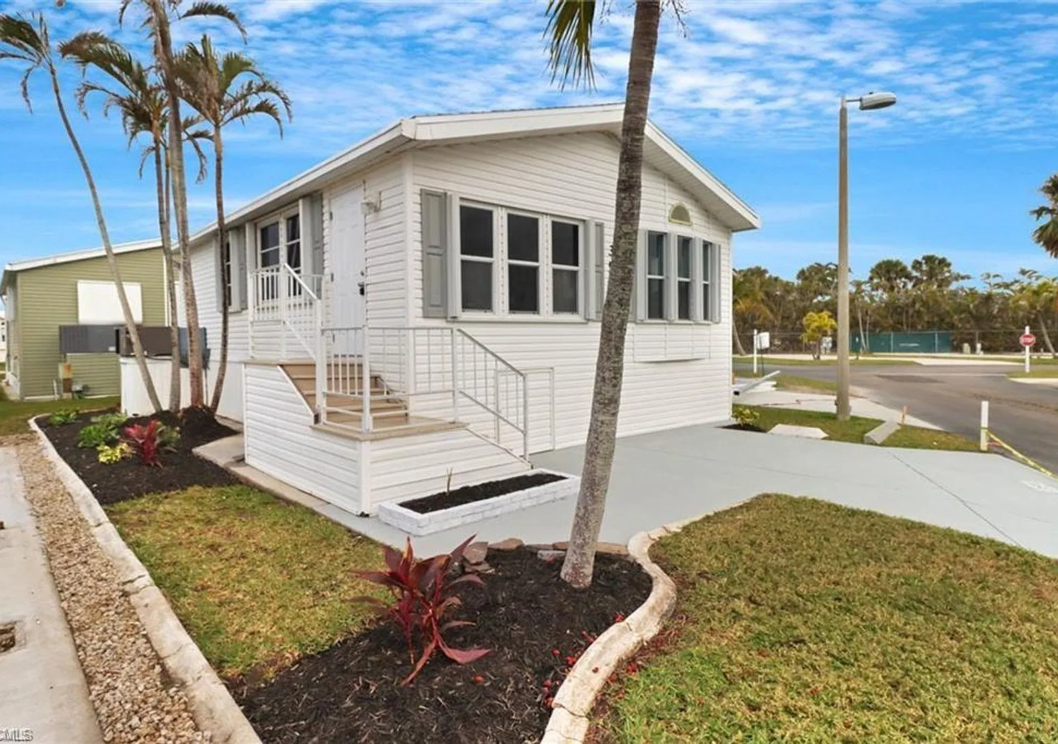 2/2 Seasonal Home in 55+ Community By Beach — Photo 1