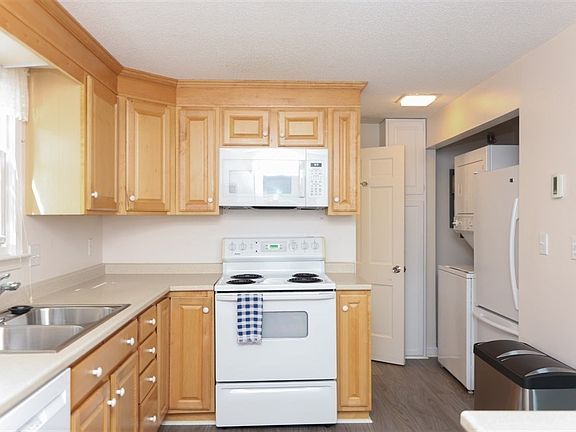 2nd image of 11 Railroad Ave APT 6