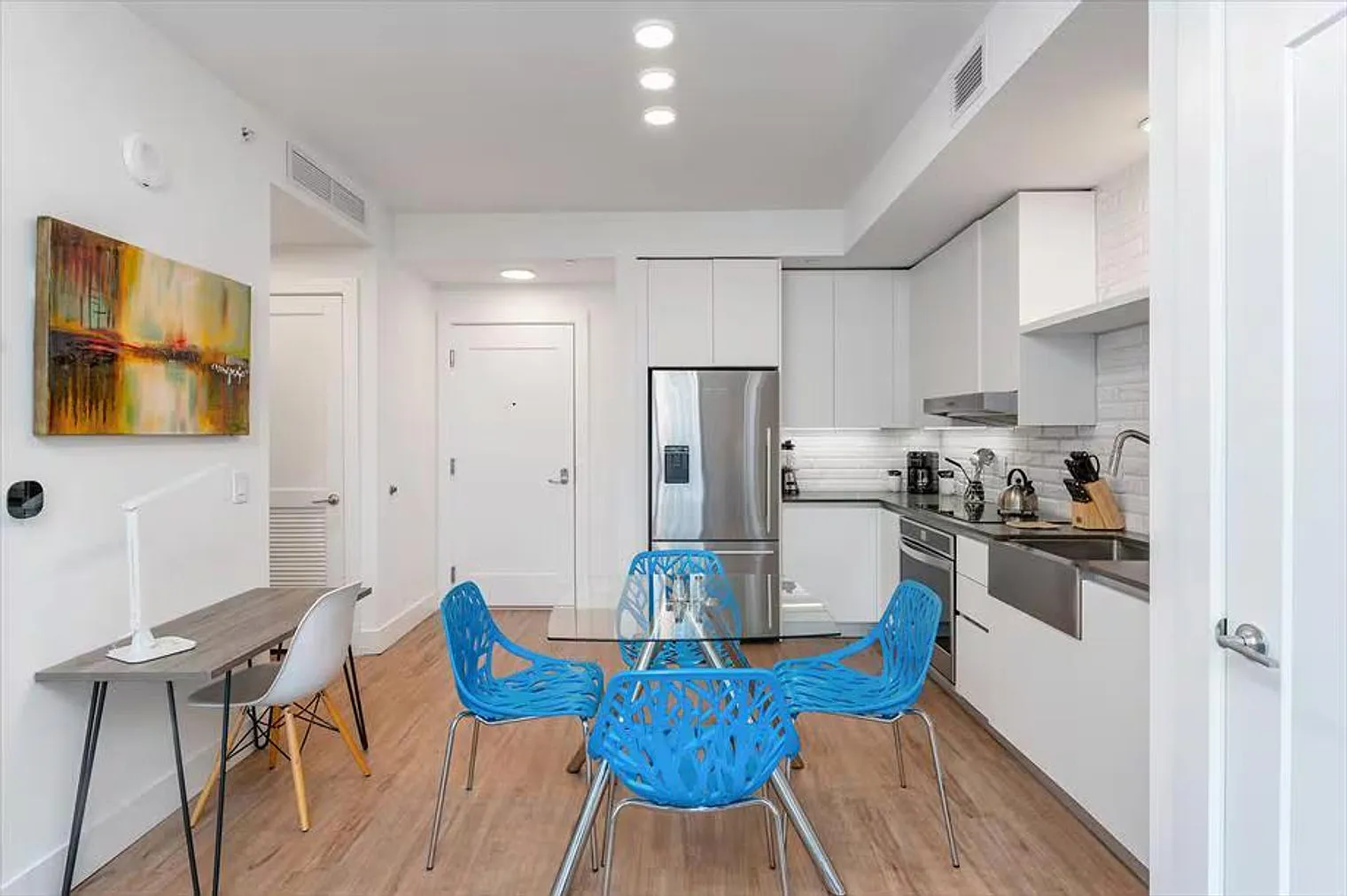 1 bed, 1.0 bath, 731 sqft, $6,678 — Photo 2