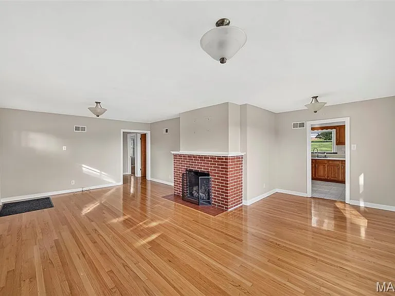 105 N Elm St — Photo 6