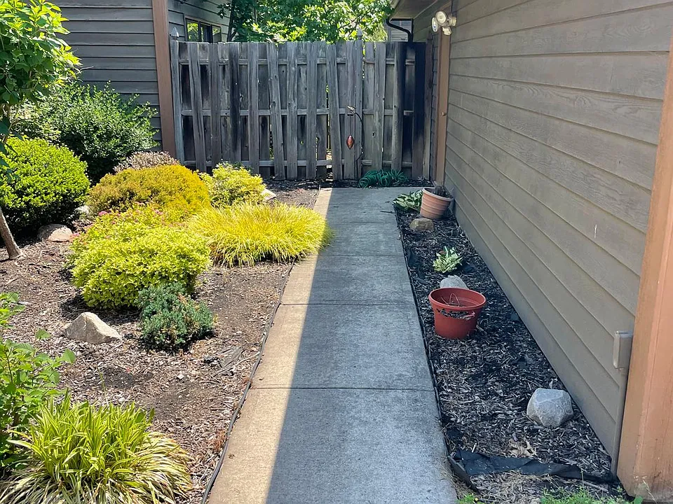 Way to detached garage door