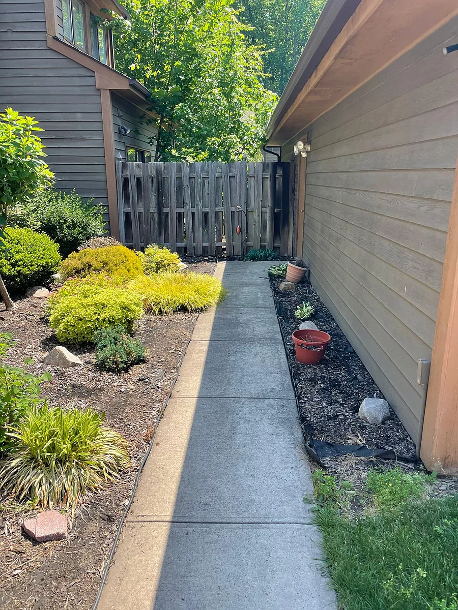 Way to detached garage door - 165 Hidden Hollow Ct