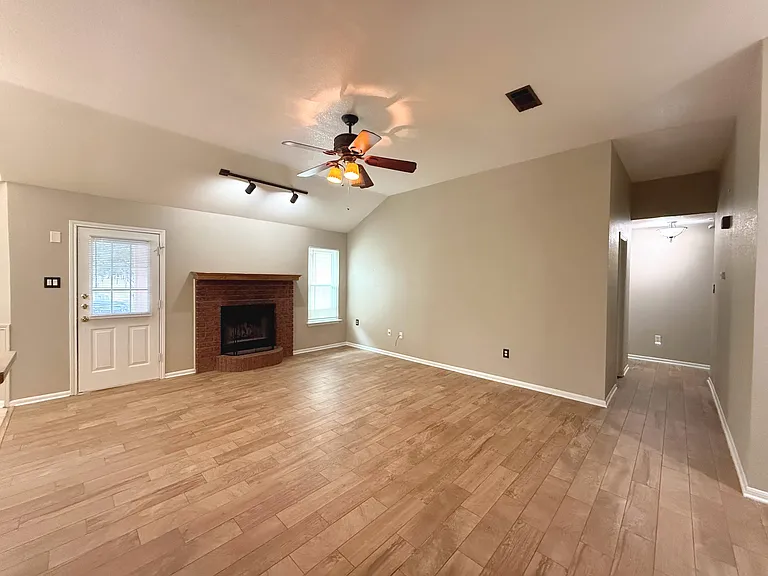 1002 Northern Dancer Dr — Photo 3