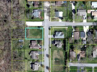 902 Gerry St, Woodstock, IL 60098