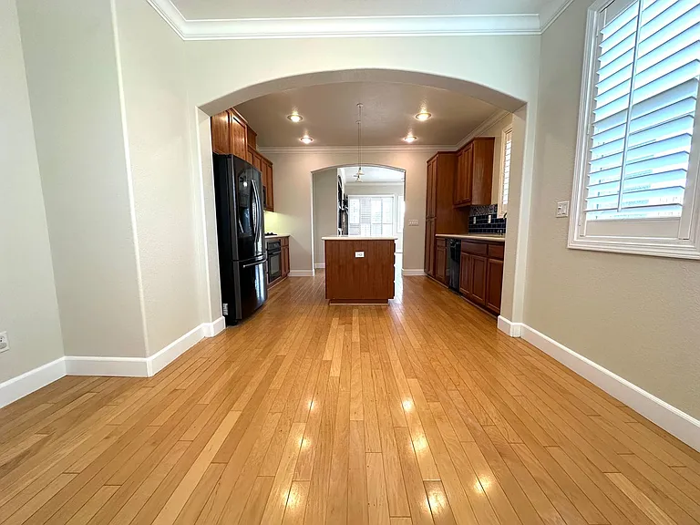 402 Albrecht St — Photo 11