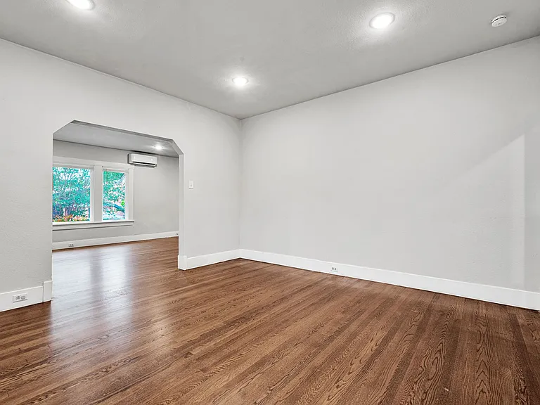 502 E Courtland Pl — Photo 6