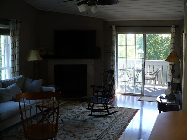 71 Leafwood Ln APT 296, Groton, CT 06340