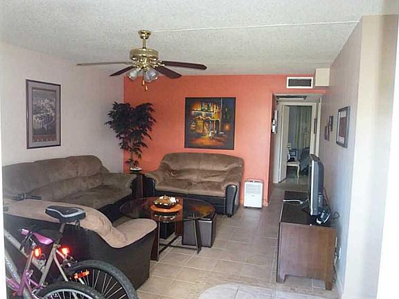 2nd image of 313 Farnham P #313