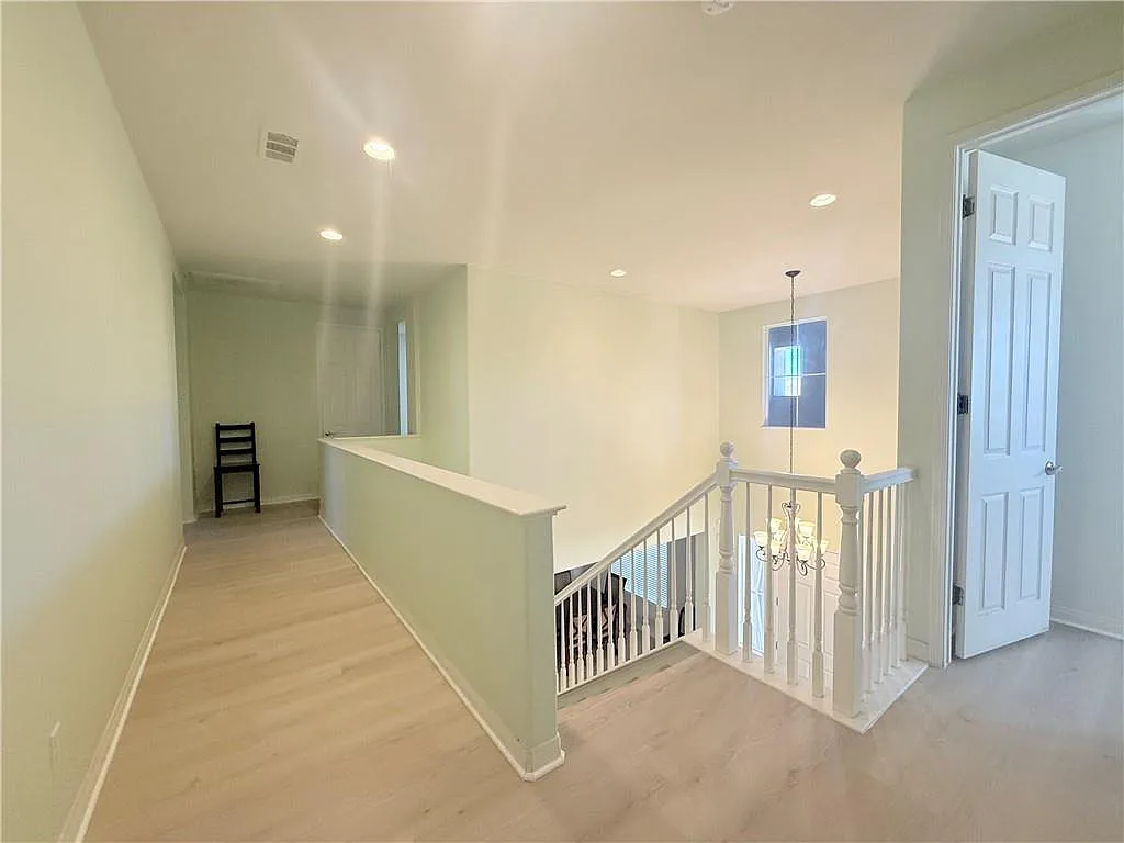 6 bed, 3371 sqft, $4,500 — Photo 2