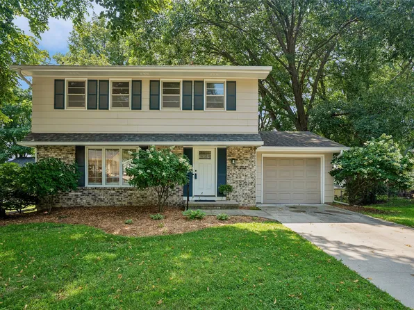 8666 Sunny Hill Dr, Clive, IA 50325