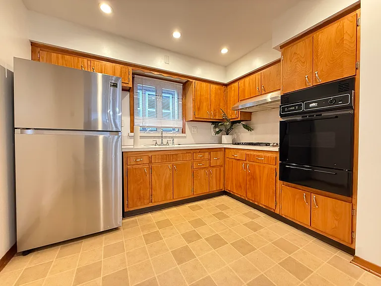 180 W 3rd St #2 — Photo 7