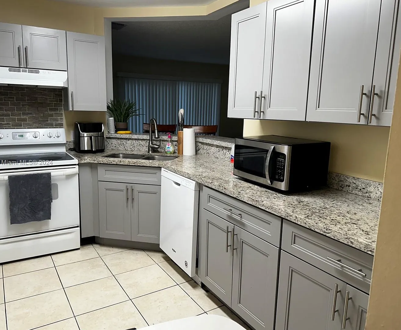 2-bedroom, 2-bathroom condo in a well-maintained gated community, featuring a spectacular direct ... — Photo 1