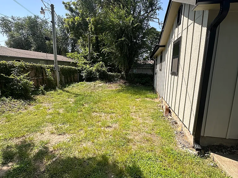 1388 N Vinita Ave — Photo 17