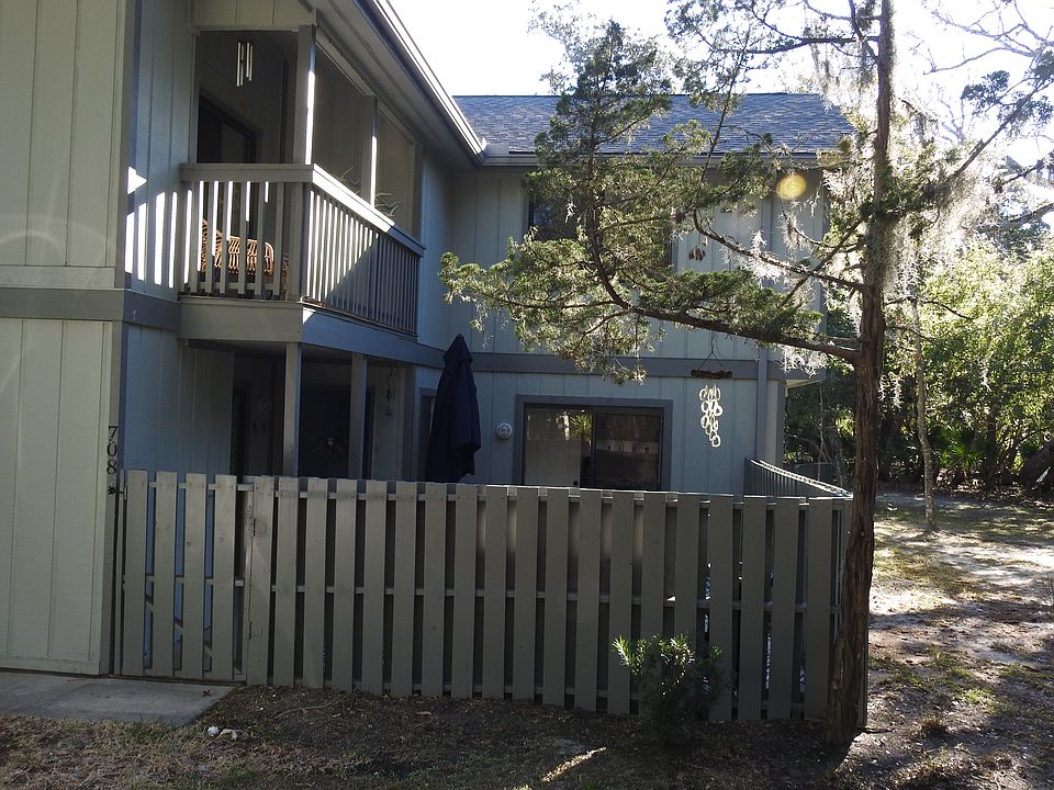 Front view entrance with private fenced patio