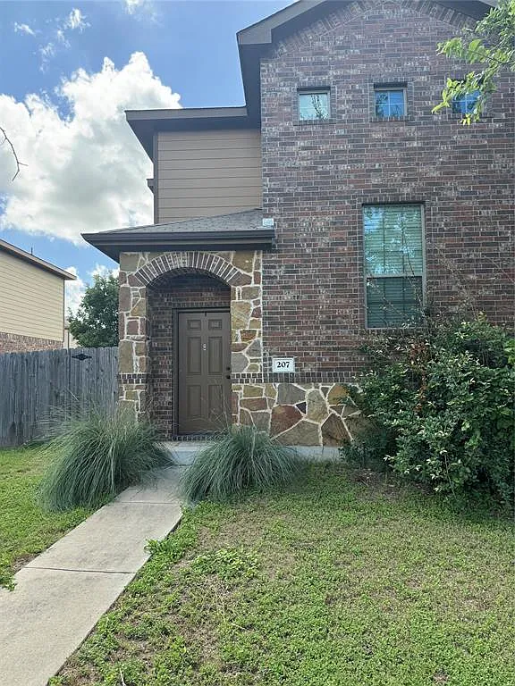 3 bed, 2.5 bath, 1351 sqft, $1,695 — Photo 1