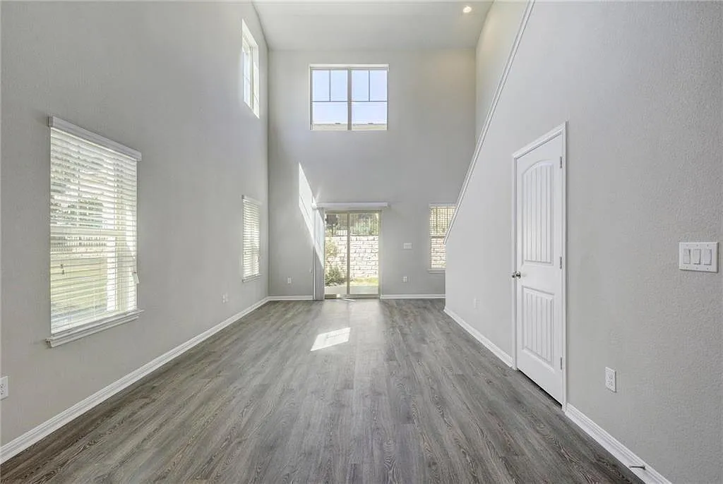 3 bed, 3.5 bath, 2064 sqft, $2,200 — Photo 3