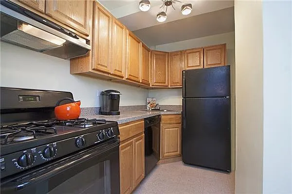 Sold by R New York | media 2