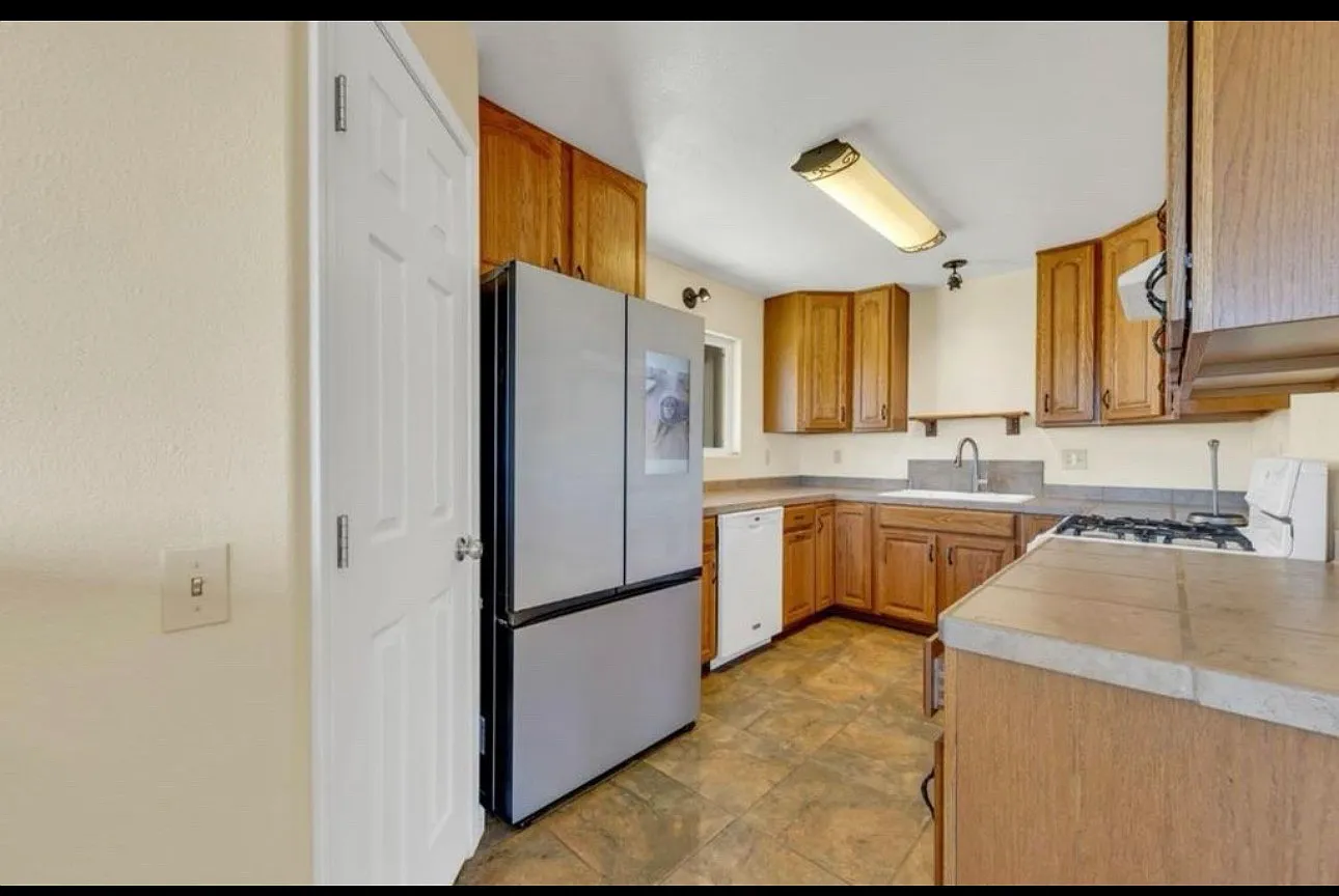 4 bed, 2160 sqft, $3,100 — Photo 3