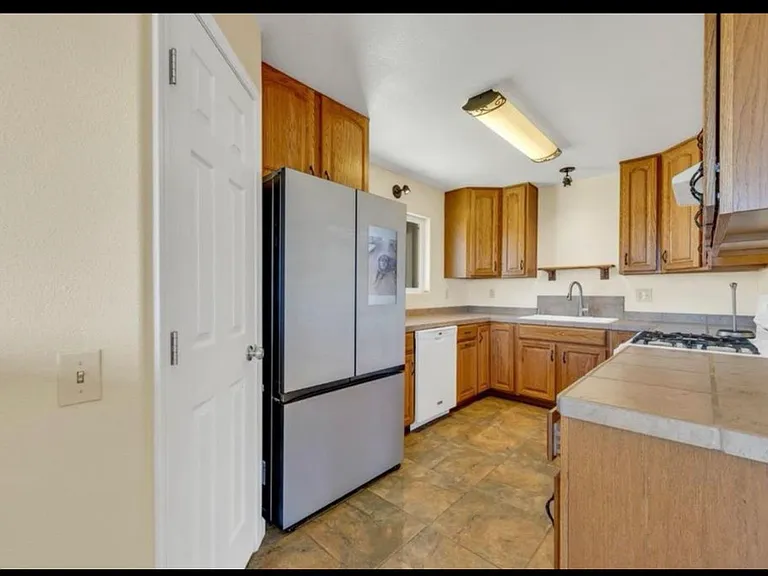 12233 Hilltop Dr — Photo 3