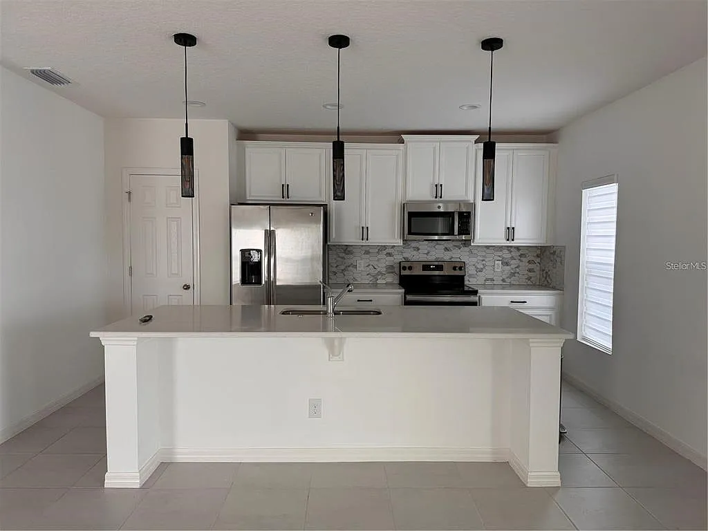 4 bed, 2.5 bath, 2430 sqft, $2,400 — Photo 2
